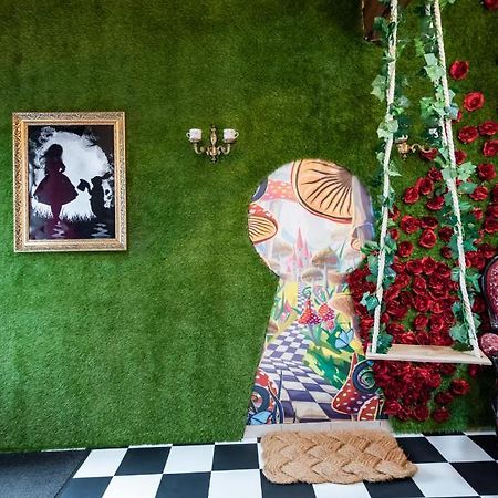 Insolite Alice In Wonderland Гужан-Местрас Екстериор снимка