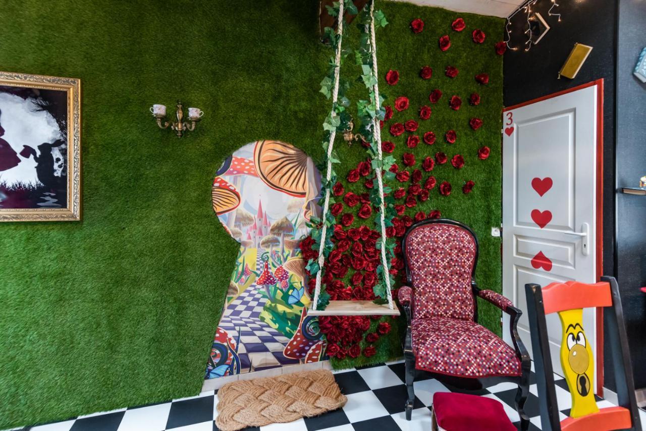 Insolite Alice In Wonderland Гужан-Местрас Екстериор снимка