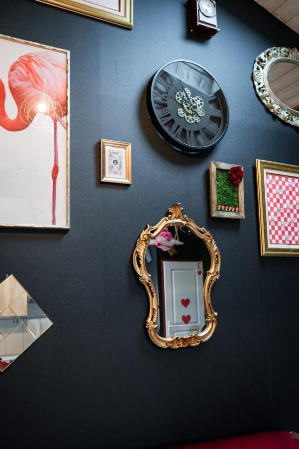 Insolite Alice In Wonderland Гужан-Местрас Екстериор снимка