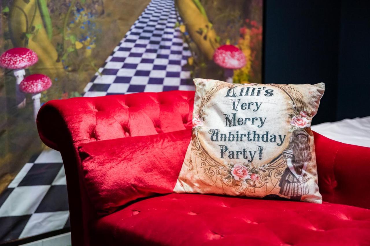 Insolite Alice In Wonderland Гужан-Местрас Екстериор снимка