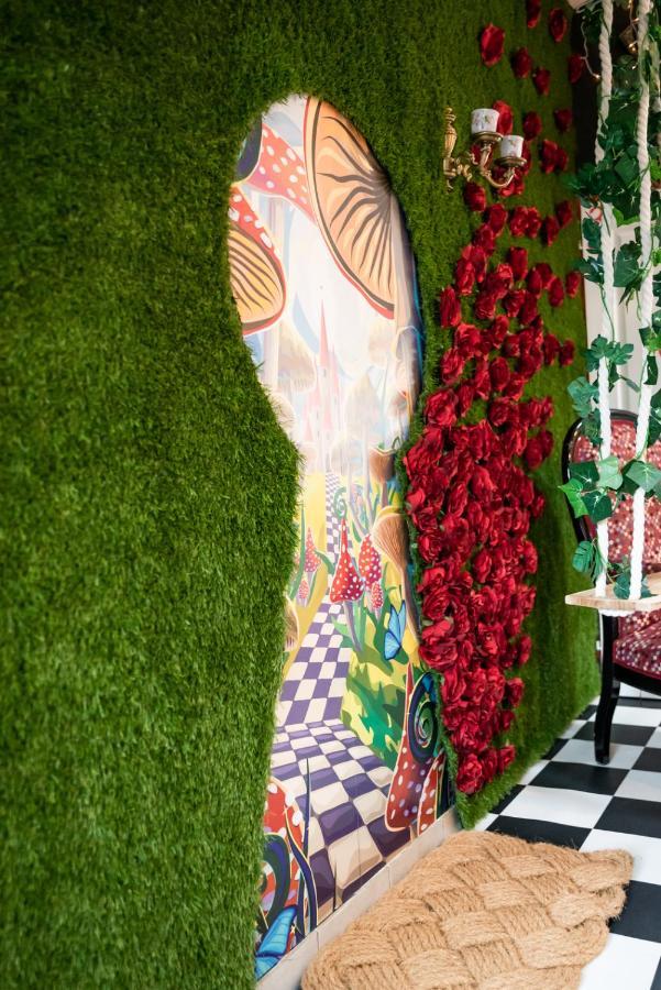 Insolite Alice In Wonderland Гужан-Местрас Екстериор снимка