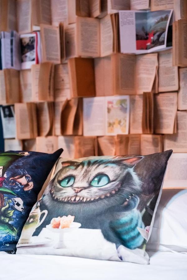 Insolite Alice In Wonderland Гужан-Местрас Екстериор снимка