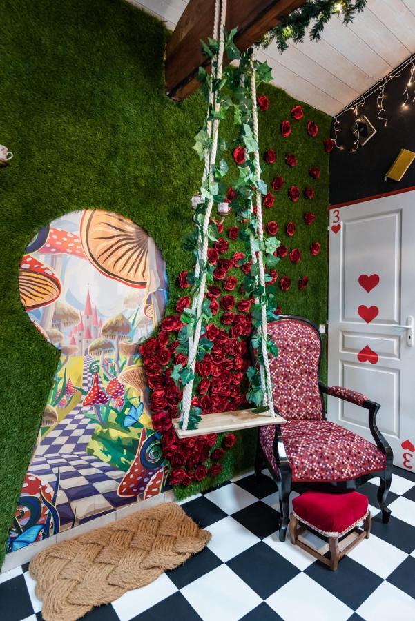 Insolite Alice In Wonderland Гужан-Местрас Екстериор снимка